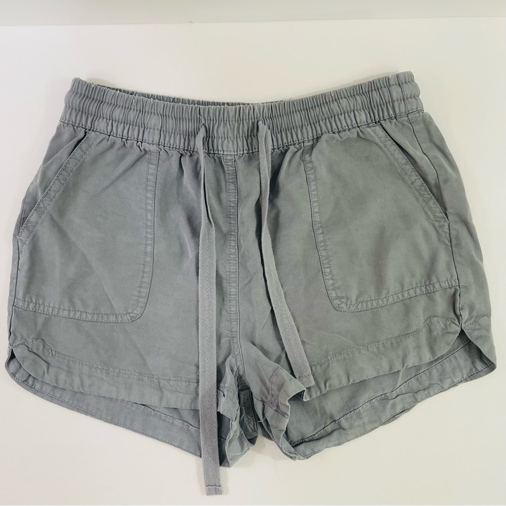Gray Athletic Shorts with Elastic Waistband and Curved Hem